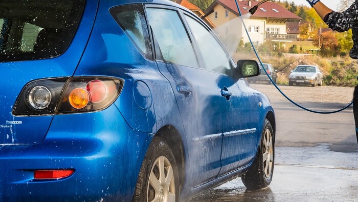 Umývanie auta na slnku? Chyba, ktorú si vaše auto zapamätá