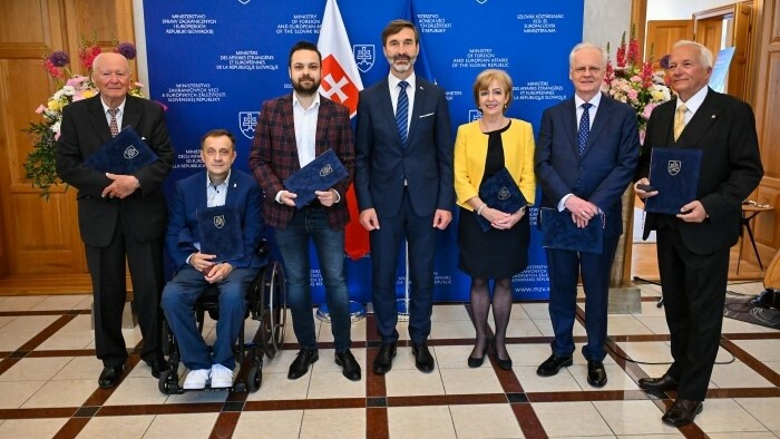 Министр Ю. Бланар вручил памятные медали за вклад в словацкую дипломатию