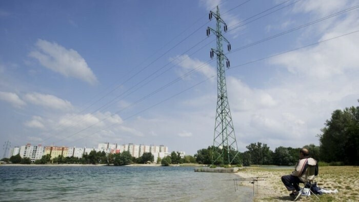 Hochspannungsleitung über dem Badesee Draždiak bleibt