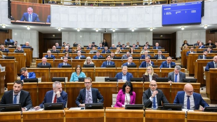 Kritika politikov za negatívnu komunikáciu