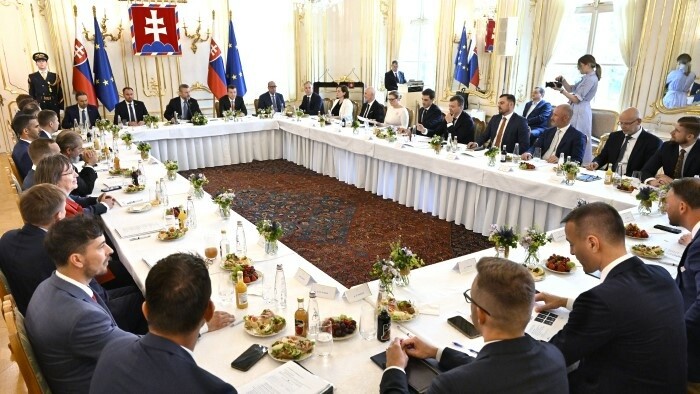 El presidente habla con ministros del gobierno sobre tecnologías modernas