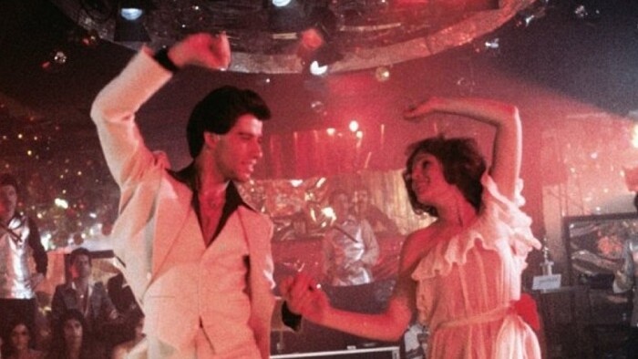 Horúčka sobotňajšej noci. Film, ktorý spravil z Bee Gees a Travoltu hviezdy