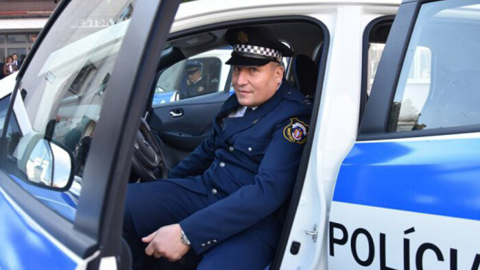 Šalianski policajti pomohli mužovi na vozíku