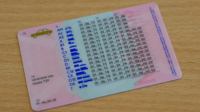 Les étrangers en asile temporaire gardent leur permis de conduire