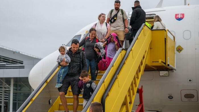 Arriban al aeropuerto de Bratislava los primeros evacuados de Oriente Medio