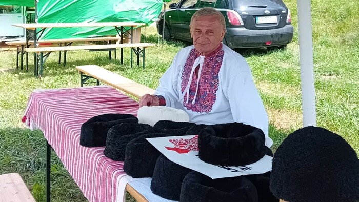 Jozef Frgelec vyrába typický kožuch z polomského kroja