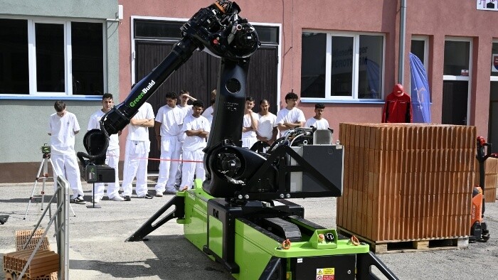 Študenti testovali stavebného robota 