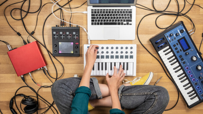Na tému hudba: O komponovaní hudby využívajúcej najnovšie technológie