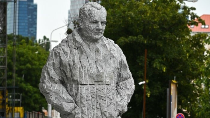 Inauguran la estatua de Imrich Karvaš delante del Banco Nacional Eslovaco