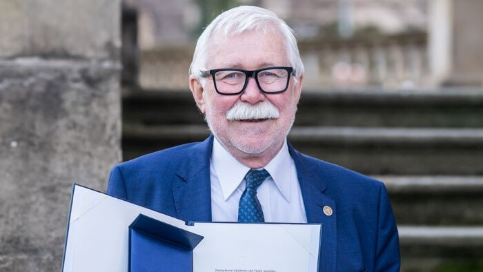 Blahoželáme profesorovi Pavlovi Šajgalíkovi