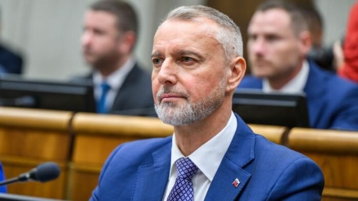 Parliament should debate no-confidence motions in September