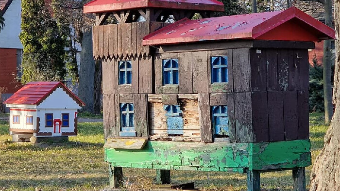 Najväčší včelársky skanzen na Slovensku sa nachádza v Kráľovej pri Senci