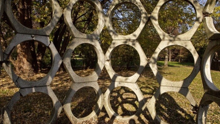 Za bystrickým umením - Ihriská, Monument v Majeri a kiosk