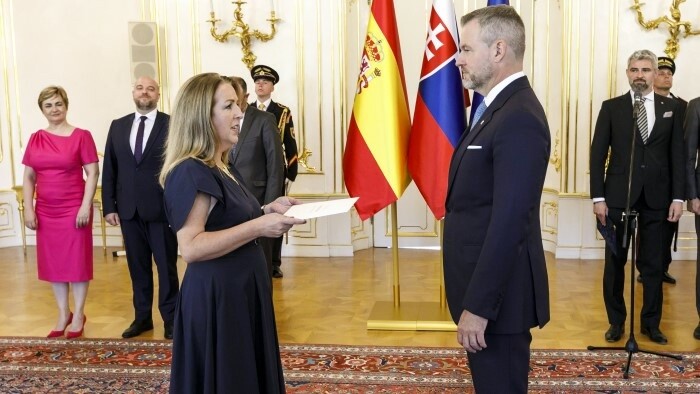 El presidente recibió las cartas credenciales de la embajadora de España
