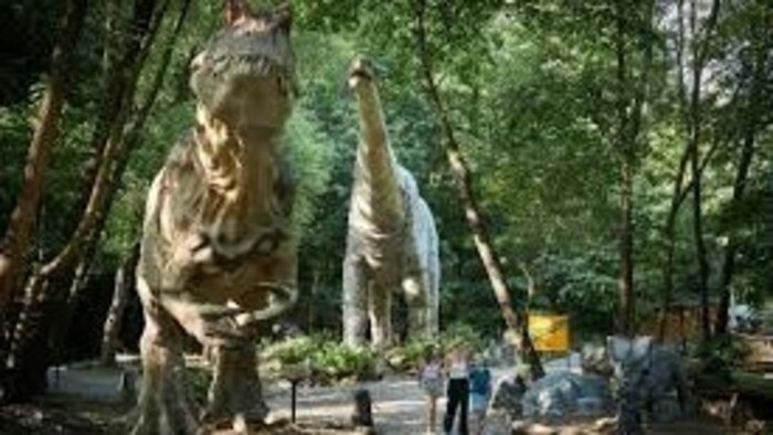 Un dinosaure robotique marcheur au DinoPark du zoo de Košice
