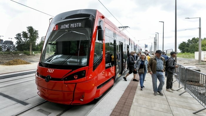 Empieza a circular el tranvía que une Petržalka con el centro de Bratislava