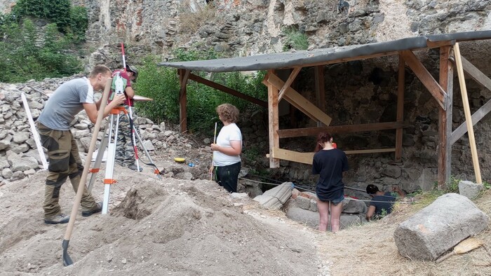 Archeologický výskum na hrade Čabraď