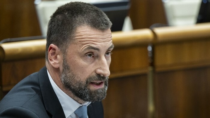Diputado de oposición quiere limitar el precio de compra de los coches oficiales