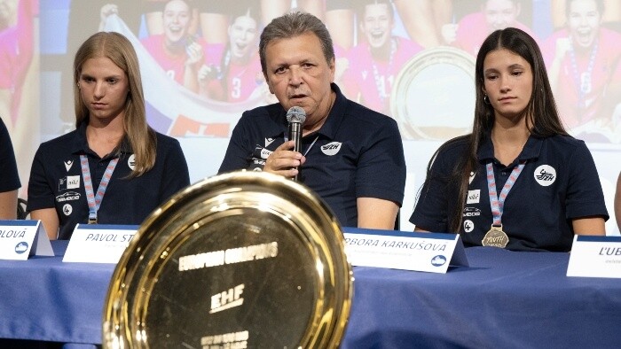 HÁDZANÁ: Pavol Streicher trénuje zlaté hádzanárky