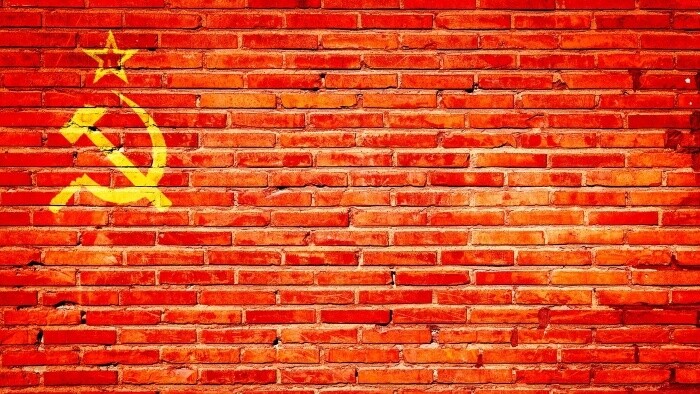KSS žiada ochrannú známku na logo s kosákom a kladivom