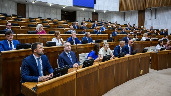 La sesión parlamentaria para destituir al ministro de Sanidad no se pudo abrir por falta de quorum