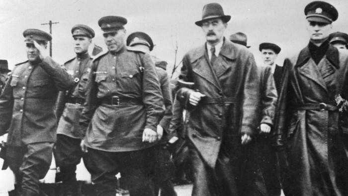 partizánski velitelia pri prehliadke vo výcvikovom tábore v Detve počas Slovenského národného povstania. Zľava, generál Golian_T