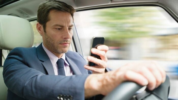 Police to Penalize Drivers for Watching Movies While Driving