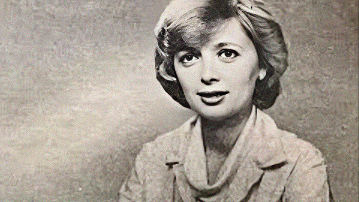 Marta Rapaičová v hlásateľni.jpg
