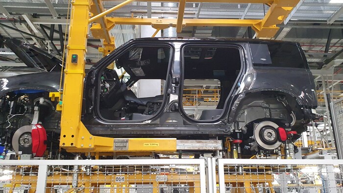 Výroba v závode Jaguar Land Rover stojí