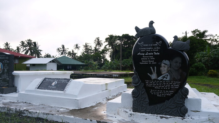 Americka Samoa a jej zvyk pochovavat ludi priamo pri svojich vlastnych domoch a s vyobrazenim ich oblubenych fotiek alebo aktivi