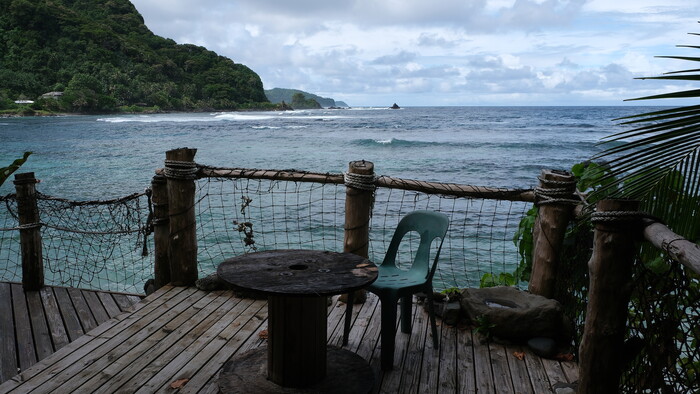 Americka Samoa a zakutia s vyhladom na Pacifik.. tu mate istotu ze tu takmer nikoho nestretnete a plaze mate iba pre seba.JPG