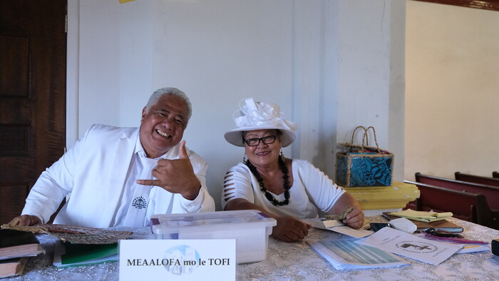 Americka Samoa obyvatelia v bielom vas pred omsou privitaju pri vstupe do kostola.JPG