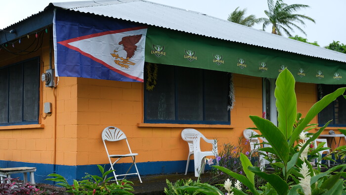 Americka Samoa. podobne ako aj v USA je tu relativne silna tradicia ozdobovat si svoje domy narodnymi symbolmi ako je napr vlajk