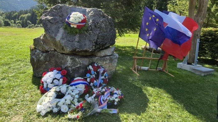 Мемориальная доска в честь французов, сражавшихся в СНВ