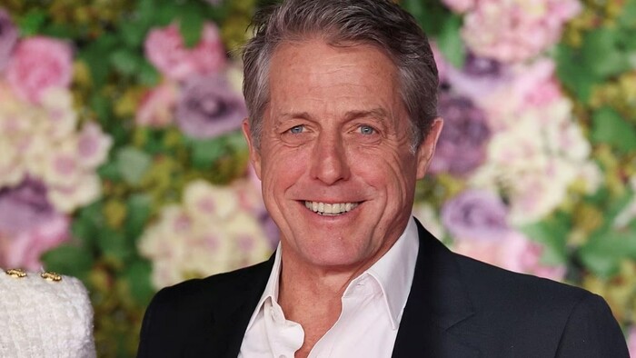 Za večeru s Gorbačovom zaplatil štvrť milióna. Filmový idol Hugh Grant má 65 rokov