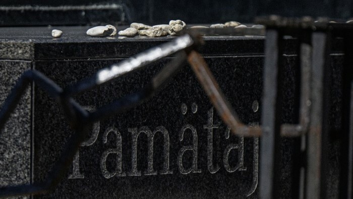 Председатель НС Р .Раши возложил венок к памятнику жерт Холокоста