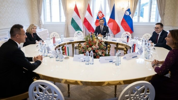 Cinq ministres des Affaires étrangères discutent de l'Ukraine