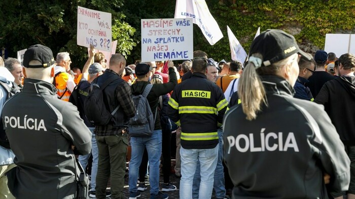 Policajní a hasičskí odborári sa zhromaždili pred parlamentom