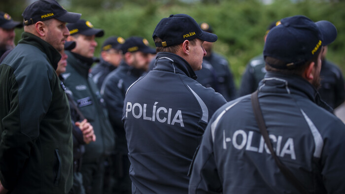 Policajti do armády