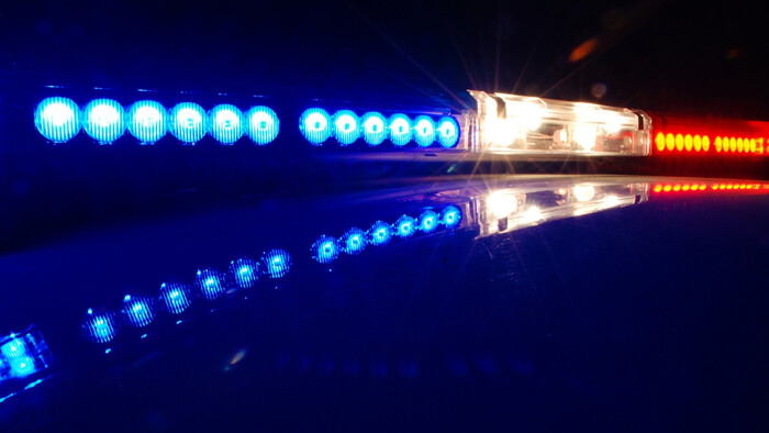 Policajti a hasiči sa zhromaždili pred budovou NR SR