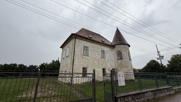 Malý kaštieľ v Oponiciach