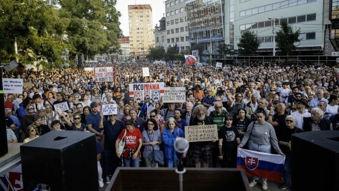 Miles de personas protestaron contra el gobierno actual