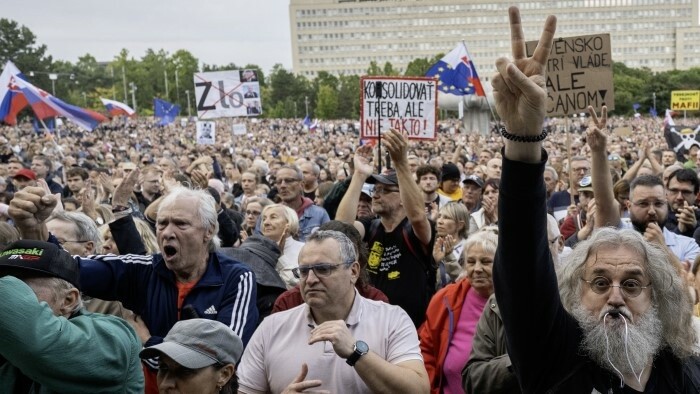Na opozičných protestoch sa zišli desiatky tisíc ľudí 