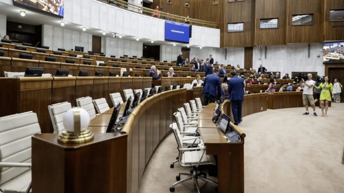 Mnohí poslanci dostávajú mesačne vyše sedemtisíc eur