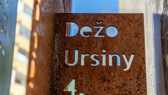 Erinnerung an Dežo Ursiny
