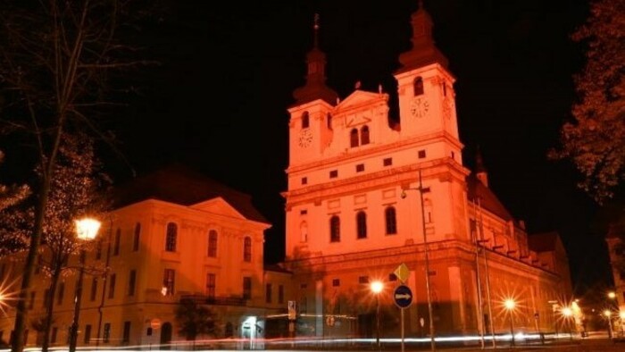 Budovy rozsvietené načerveno