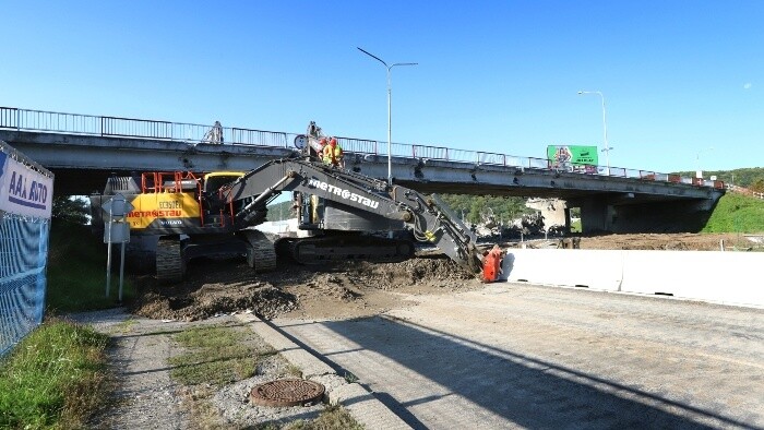 Nový most v Banskej Bystrici ponad R1 je v nedohľadne