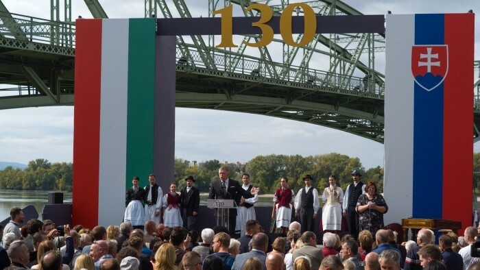 Rencontre et discours slovaco-hongrois sur le pont Maria Valeria