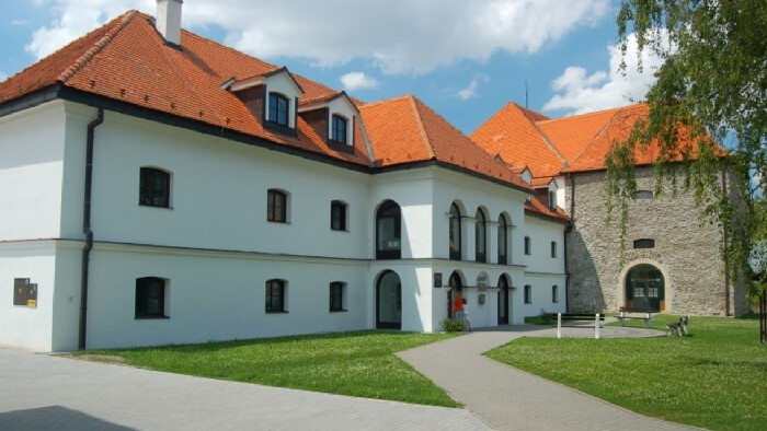 Výstava dizajnových lámp v levickom múzeu