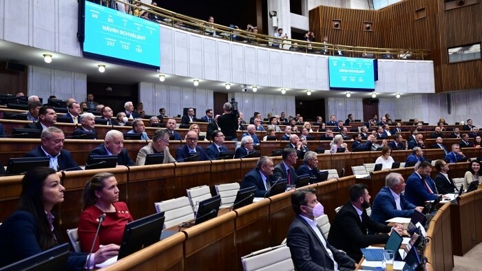 Parlament 90 hlasmi schválil novelu Ústavy SR